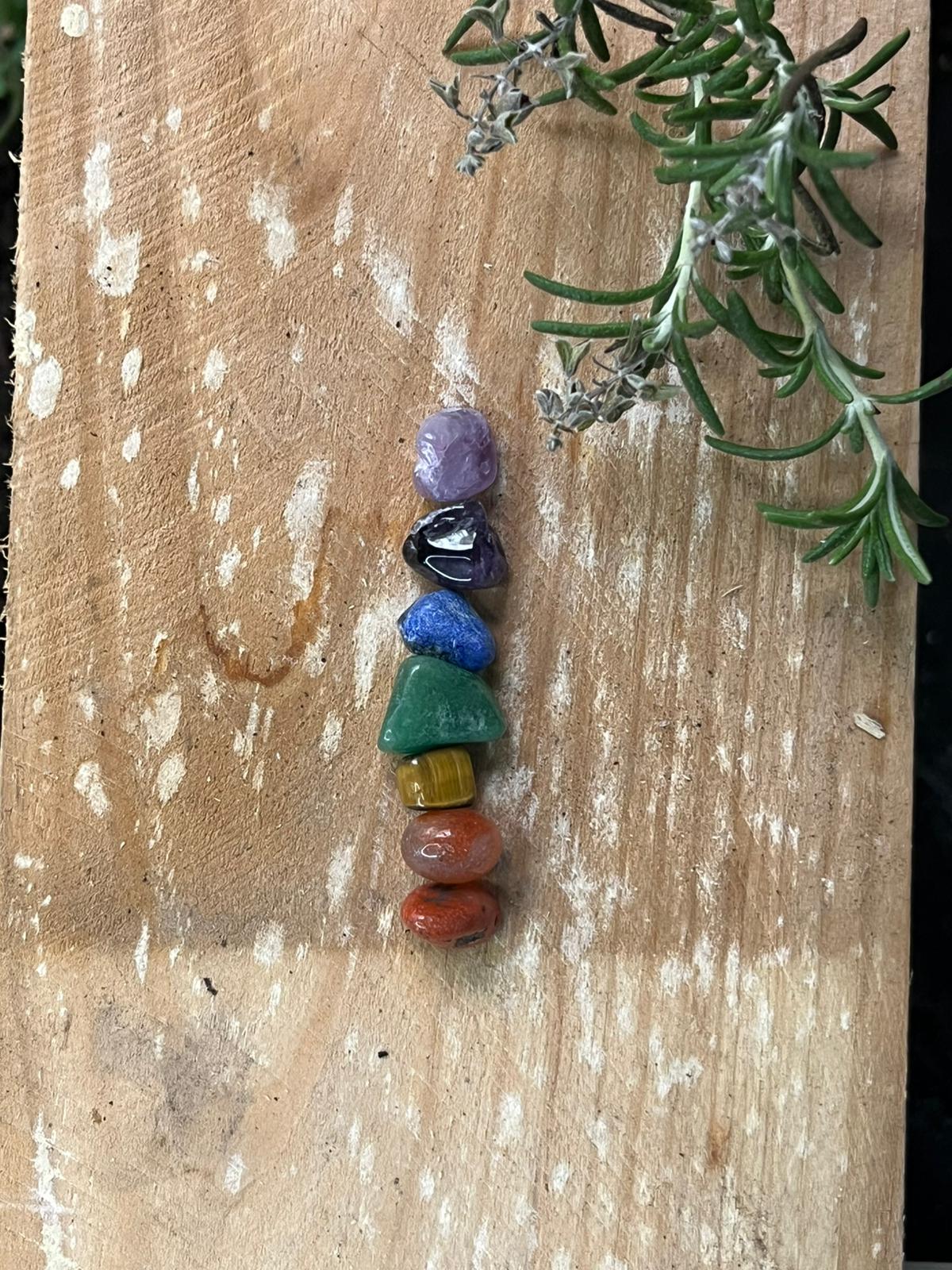 Los siete chackras alineados con piedras intencionadas